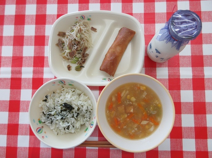 献立：わかめごはん　牛乳　中華コーンスープ　春巻き　ビーフンとチンゲン菜の炒め物