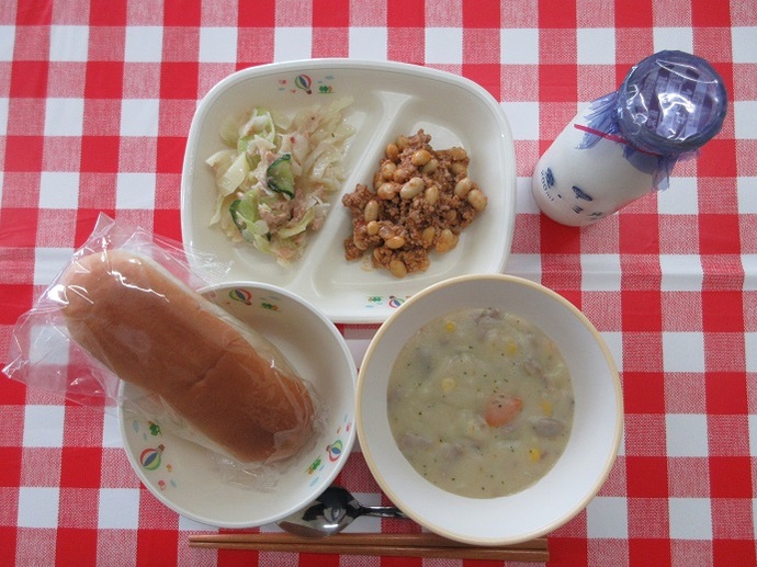 献立：あいちの米粉パン　牛乳　じゃがいもの豆乳ポタージュ　チリコンカン　イタリアンサラダ