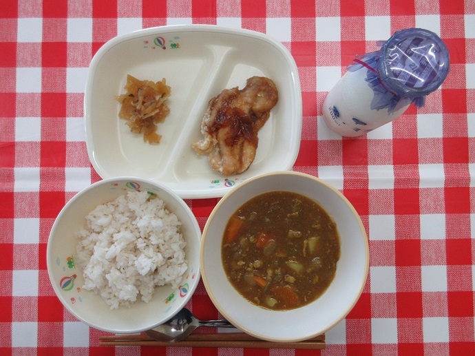 献立：麦ごはん　牛乳　カレーライス　☆新玉ねぎと鶏肉のレモン南蛮　福神漬