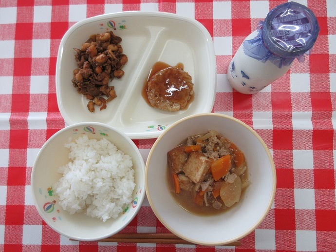 献立：ごはん　牛乳　生揚げの煮物　キャベツ入りつくね　☆鉄火みそ