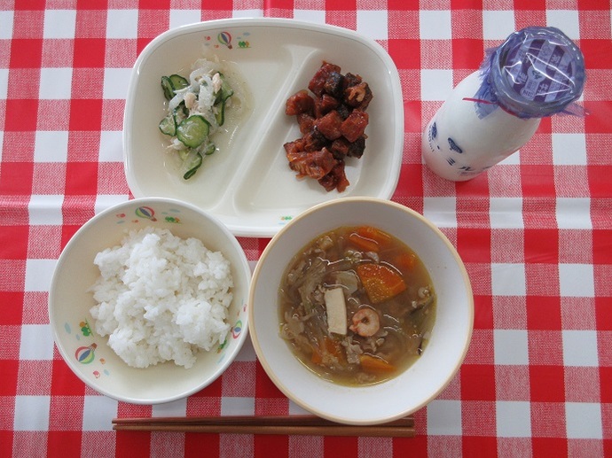 献立:ごはん 牛乳 春雨入り八宝湯 ☆かつおのチリソースかけ 大根の塩だれサラダ