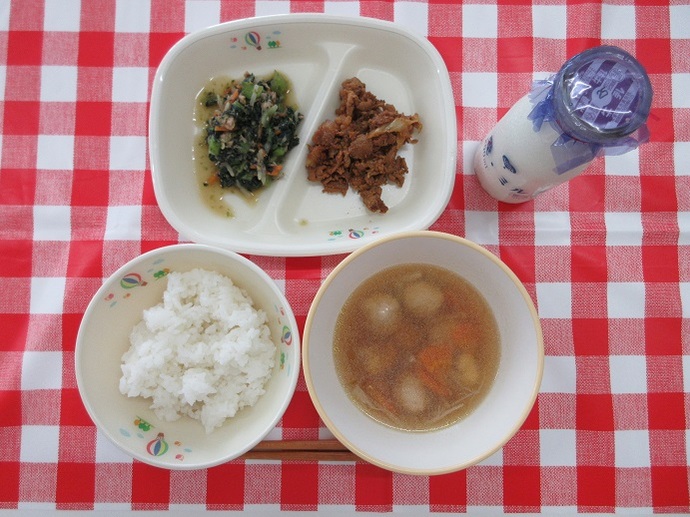 献立：ごはん　牛乳　鶏団子汁　豚肉のみそマヨ炒め　磯香和え