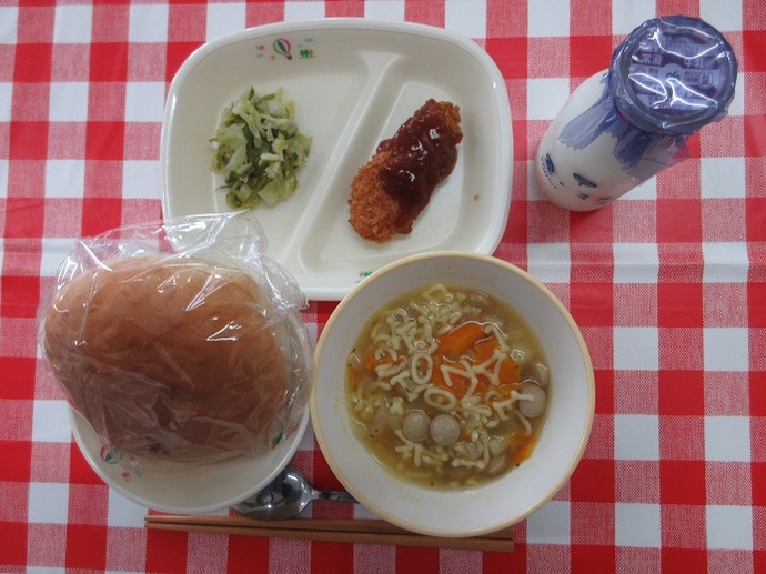 献立:☆サンドイッチバンズパン 牛乳 アルファベットマカロニスープ ☆チキンカツのケチャップソースかけ ☆キャベツソテー