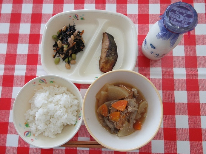 献立：ごはん　牛乳　豚肉と大根の煮物　あじのカレー風味焼き　ひじきの炒め煮