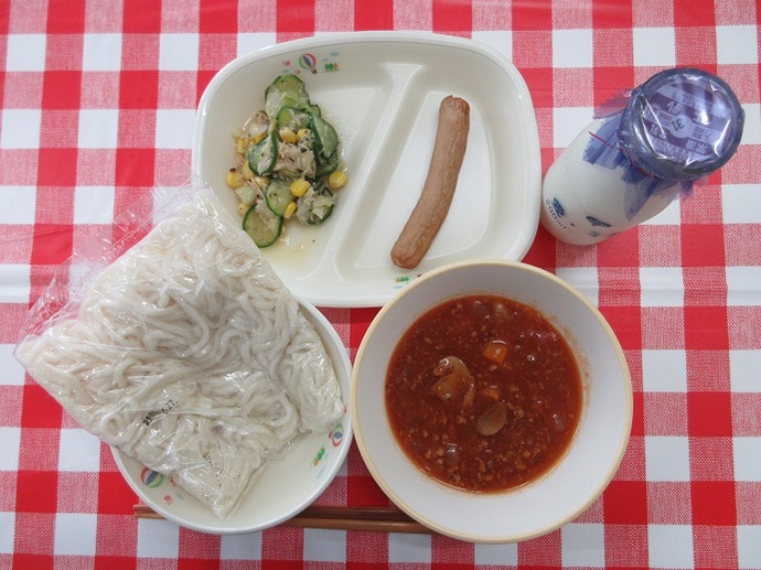 献立：ソフトめん　牛乳　ミートソース　焼きソーセージ　バジルサラダ