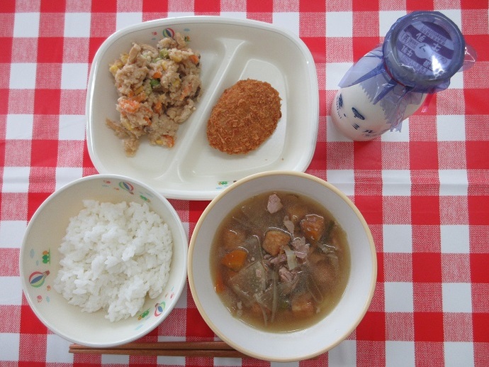 献立：ごはん　牛乳　実だくさん汁　いかメンチカツ　うの花の炒り煮