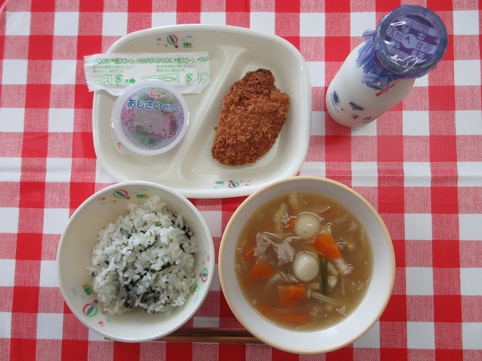 献立：わかめごはん　牛乳　白玉団子汁　あじフライ　あじさいゼリー