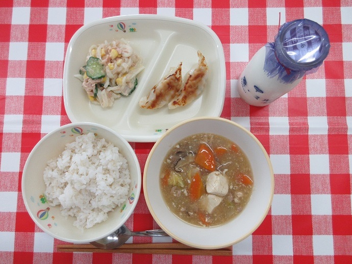 献立：麦ごはん　牛乳　豆腐の中華飯　焼き餃子（小2個・中3個）　だいコーンサラダ