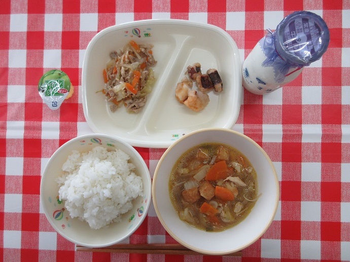 献立：ごはん　牛乳　春雨スープ　たこのから揚げ　豚肉とキャベツの中華炒め　一口ゼリー（洋梨）