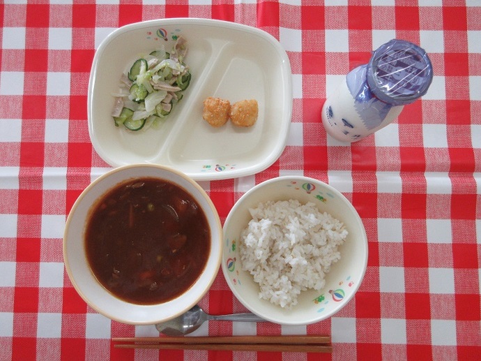 献立:麦ご飯 牛乳 ハヤシライス たらのカリカリフライ(小2個・中3個) ハムと野菜のマリネ