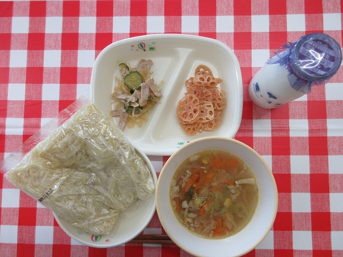 献立：中華めん　牛乳　塩ラーメンスープ　れんこんチップス　春雨の酢の物