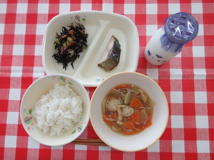 献立：ごはん　牛乳　鶏団子汁　あじの西京焼き　ひじきの炒め煮