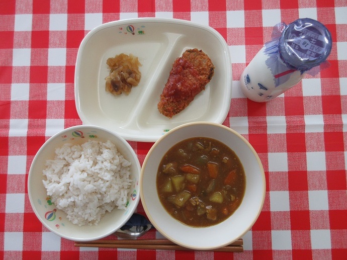 献立：麦ごはん　牛乳　カレーライス　ピーマンの肉詰めフライのケチャップソースかけ　福神漬