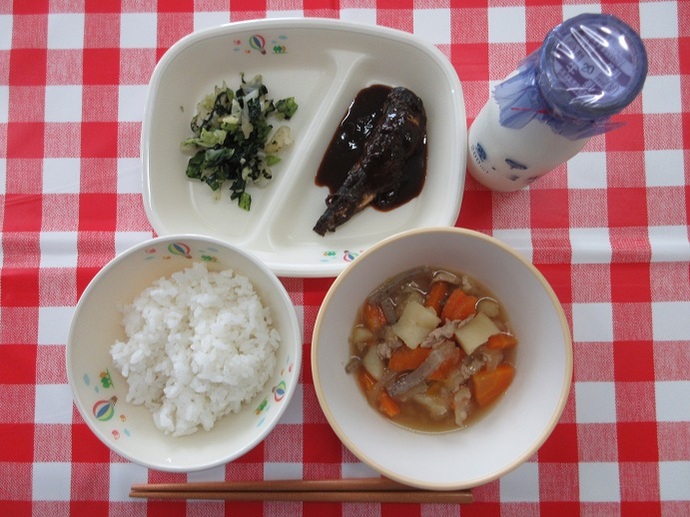 献立:ごはん 牛乳 肉じゃが いわしの八丁みそ煮 ☆キャベツと小松菜のノリノリ♪和え