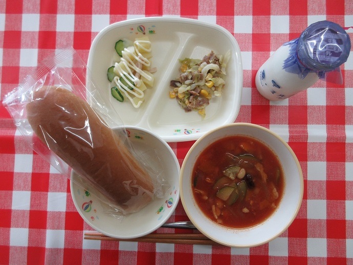 献立：くろロールパン　牛乳　常滑産ズッキーニのミネストローネ　ベーコンとキャベツのソテー　ポテトサラダ　卓上ノンエッグマヨネーズ