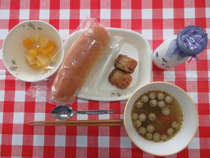 献立：ミルクロールパン　牛乳　コンソメスープ　あじナゲットのケチャップソースかけ　2個　メロンゼリーポンチ