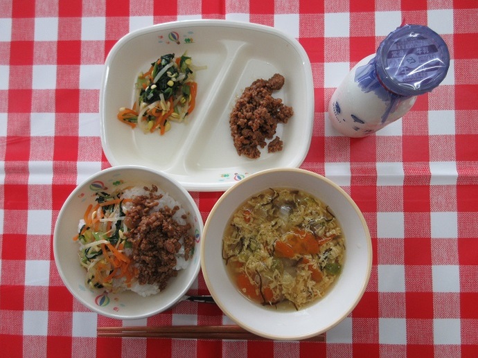 献立：ごはん　牛乳　もずく卵スープ　ビビンバ（肉）　ビビンバ（野菜）