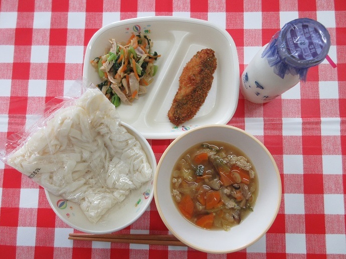 献立：きしめん　牛乳　五目きしめんの汁　ほきの磯部フライ　切り干し大根の和え物