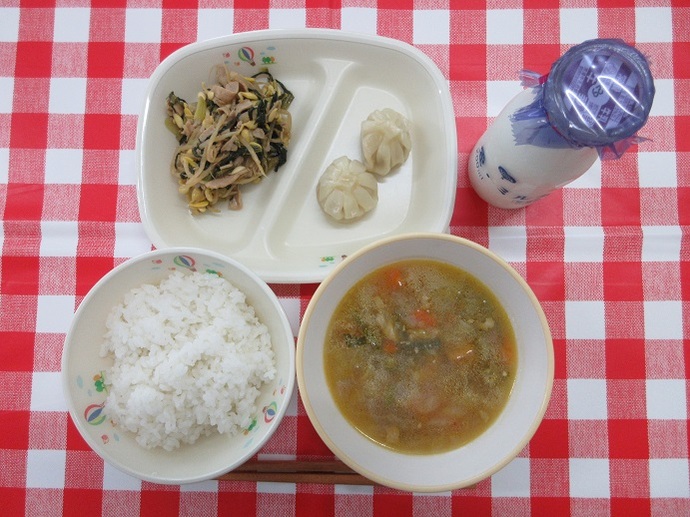 献立：ごはん　牛乳　中華スープ　小籠包2個　大豆もやし炒め