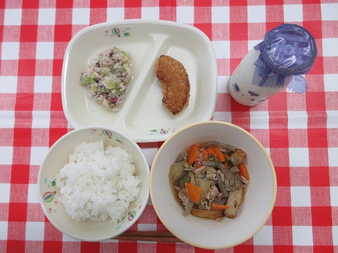 献立:ごはん 牛乳 豚肉ととうがんの煮物 麩カツ ささみと白菜の梅和え