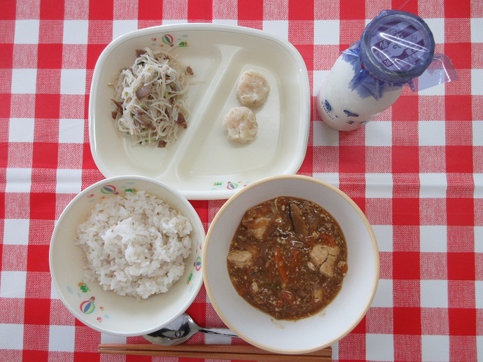 献立：麦ごはん　牛乳　マーボ豆腐　えびしゅうまい小2個中3個　豆苗とビーフンの中華炒め