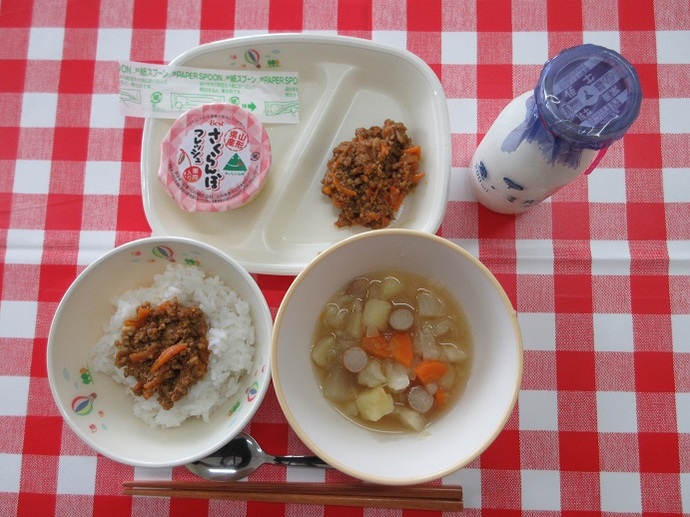 献立:☆ごはん 牛乳 ポトフ ☆ドライカレーの具 さくらんぼゼリー