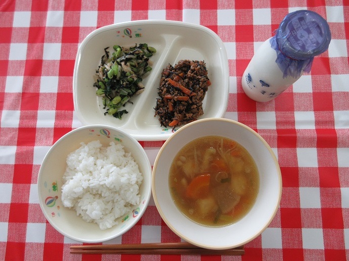 献立：ごはん　牛乳　鶏団子汁　ひじきの肉みそ炒め　磯香和え