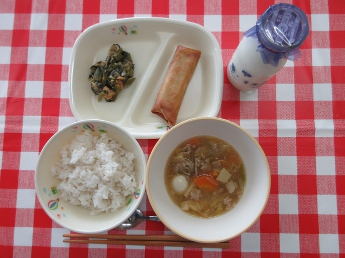 献立:麦ごはん 牛乳 うずら卵入り八宝菜 愛知のしそ入り鶏春巻き 空心菜のオイスター炒め