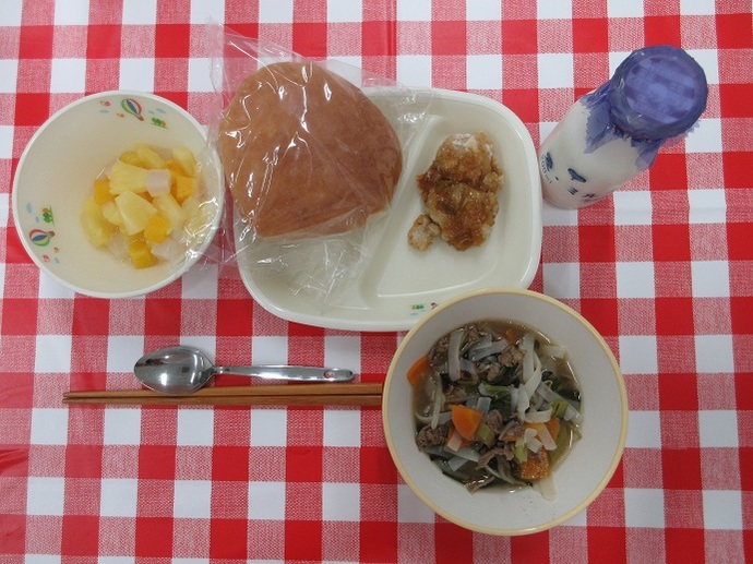 献立:☆サンドイッチバンズパン 牛乳 知多牛入りフォースープ ☆揚げ鶏のユーリンチー風 ナタデココポンチ