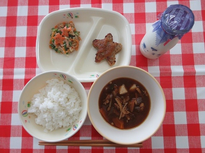 献立：ごはん　牛乳　スタミナ汁　星形ハンバーグのおろしかけ　あかもく入り七夕サラダ