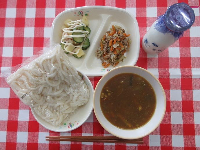 献立：白玉うどん　牛乳　カレーうどんの汁　キャベツのソース炒め　ポテトサラダ　卓上ノンエッグマヨネーズ