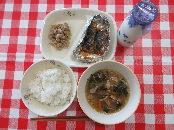 献立:ごはん 牛乳 沢煮椀 さばの銀紙焼き もやしと鶏肉のガリバタ炒め