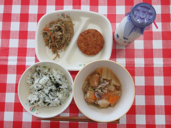献立:わかめごはん 牛乳 豚肉と大根の煮物 枝豆コロッケ ☆きんぴらごぼう