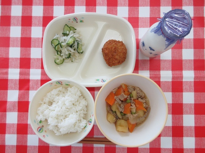 献立：ごはん　牛乳　肉じゃが　なすみそメンチカツ　きゅうりとたくあんの甘酢和え