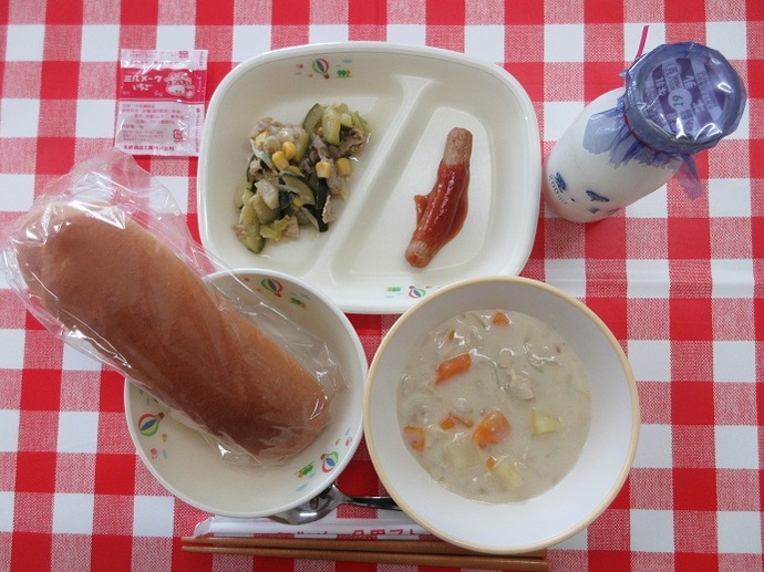 献立：ミルクロールパン　牛乳　米粉のクリームシチュー　ソーセージのトマトソースかけ　常滑産ズッキーニの炒め物　いちご牛乳の素