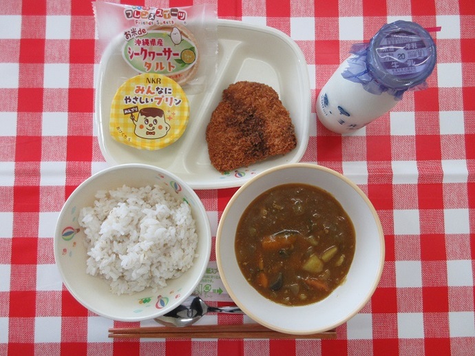 献立:麦ごはん 牛乳 ☆夏野菜カレー かつおカツのソースかけ セレクトデザートA:米粉のシークワーサータルト B:みんなにやさしいプリン