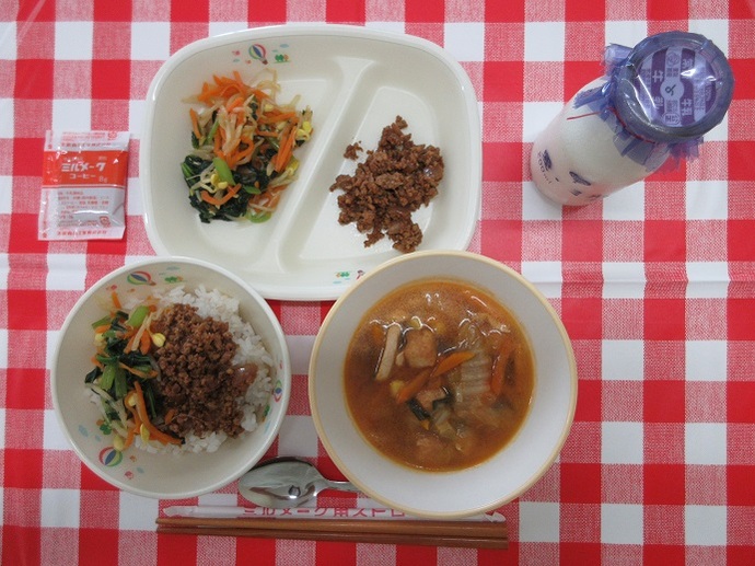 献立：麦ごはん　牛乳　キムチスープ　ビビンバ（肉）　ビビンバ（野菜）　コーヒー牛乳の素