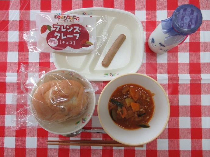 献立：りんごパン　牛乳　ラタトゥイユ　焼きソーセージ　米粉チョコクレープ