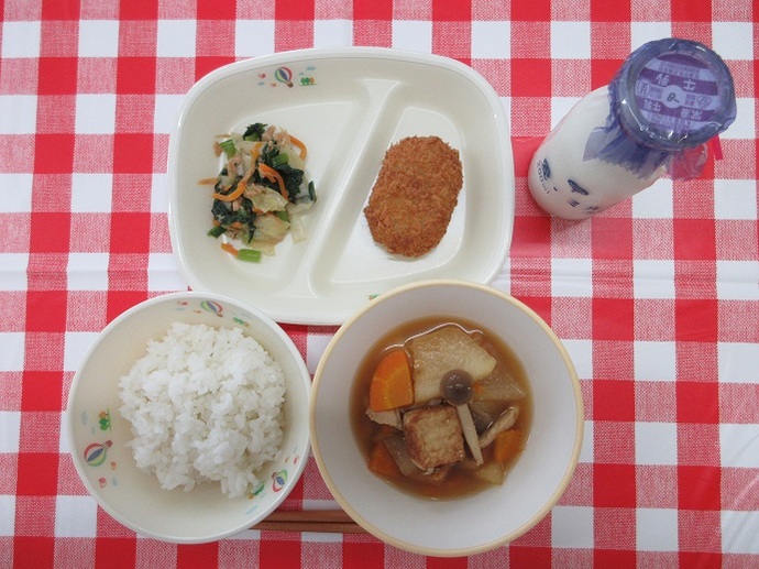 献立：ごはん　牛乳　鶏肉ととうがんの煮物　コロッケ　ツナと野菜の和え物