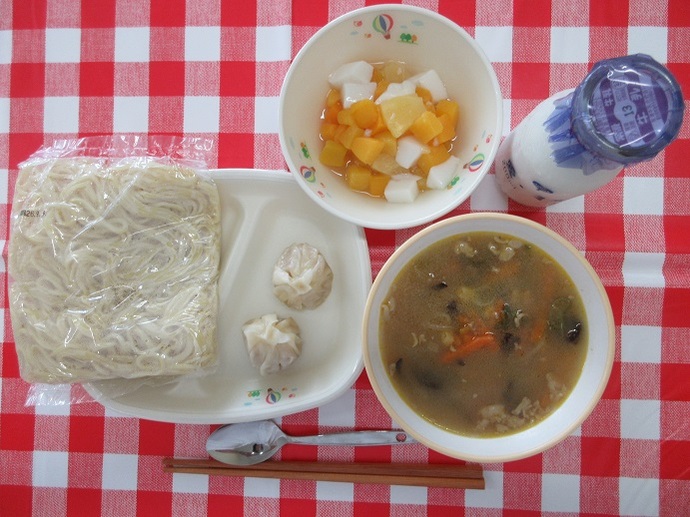 献立:ちゅうかめん 牛乳 豚骨ラーメンスープ 小籠包小2個中3個 杏仁風フルーツポンチ