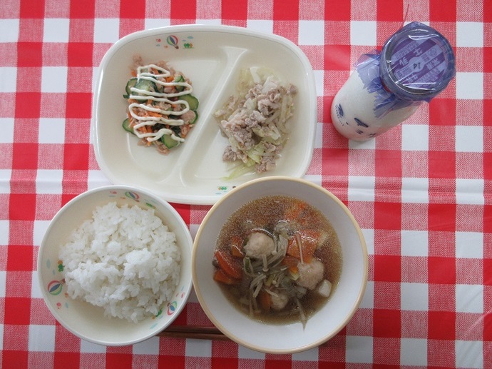 献立：ごはん　牛乳　鶏団子汁　豚肉の塩こうじ炒め　ツナときゅうりのマヨネーズ和え　卓上ノンエッグマヨネーズ