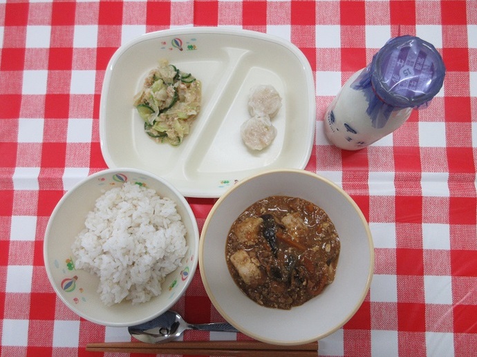 献立：麦ごはん　牛乳　なす入りマーボ豆腐　えびしゅうまい小2個中3個　バンバンジーサラダ