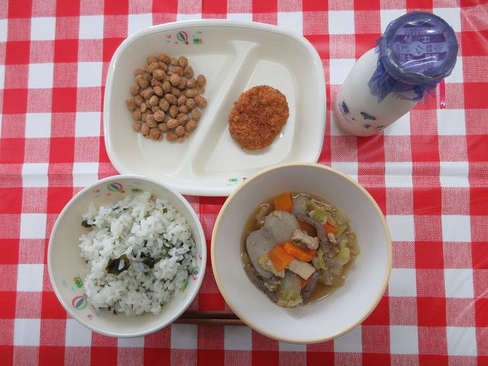 献立:わかめごはん 牛乳 ☆里芋といかの煮物 メンチカツ 大豆のきな粉がらめ
