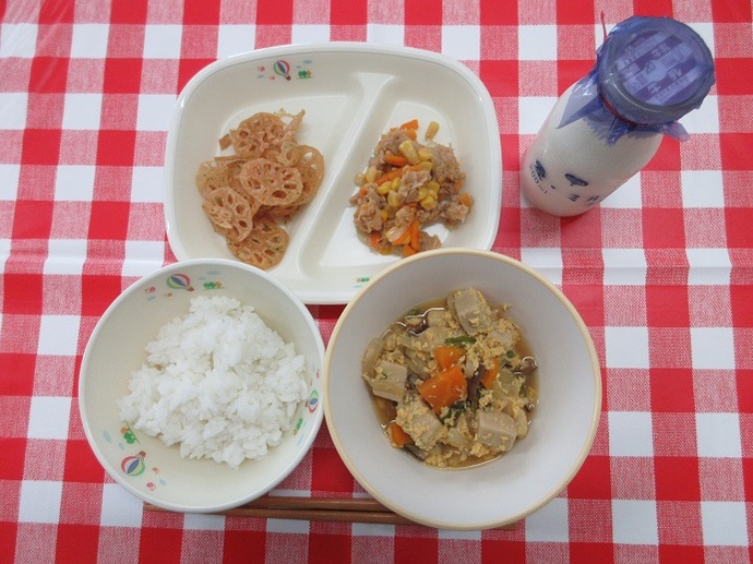 献立:ごはん 牛乳 ☆高野豆腐の親子丼 ☆れんこんチップスのりしお味 ツナコーン炒め