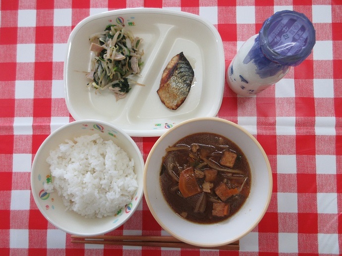 献立：ごはん　牛乳　豚汁　さばの塩焼き　ほうれん草のあかもく和え
