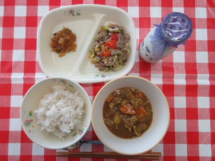 献立：麦ごはん　牛乳　カレーライス　ベーコンのカラフルソテー　福神漬