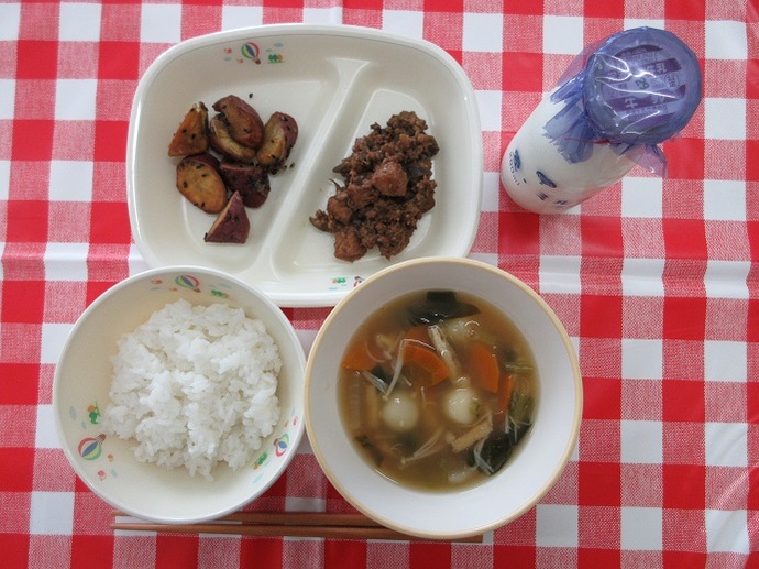 献立：ごはん　牛乳　☆月見汁　大学芋　なすの肉みそ炒め
