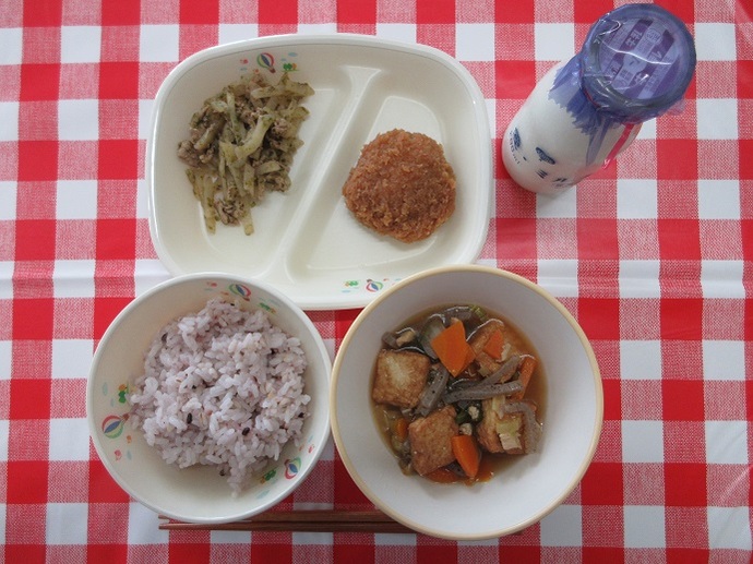 献立：五穀ごはん　牛乳　生揚げのうま煮　たちうおフライのたれかけ　じゃがいものソース炒め