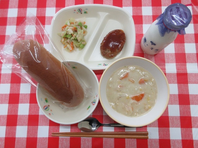 献立：くろロールパン　牛乳　コーンポタージュ　ハンバーグのケチャップソースかけ　イタリアンサラダ