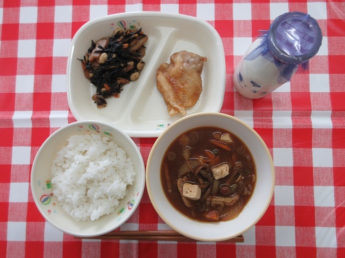 献立：ごはん　牛乳　じゃがいものみそ汁　揚げ鶏のレモンだれかけ　ひじきの炒め煮